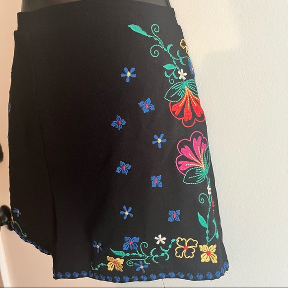 Xhilaration Embroidered Floral Black Shorts High Elastic Waist Size Medium - Picture 2 of 4